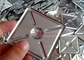 Kwadratowe podkładki samozabezpieczające ze stali ocynkowanej 2,5 &quot;zainstalowane na kołkach izolacyjnych