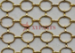 Zasłona z siatki w kolorze złotym połączona z hakiem „S” jako dzielnik przestrzeni do dekoracji hotelu